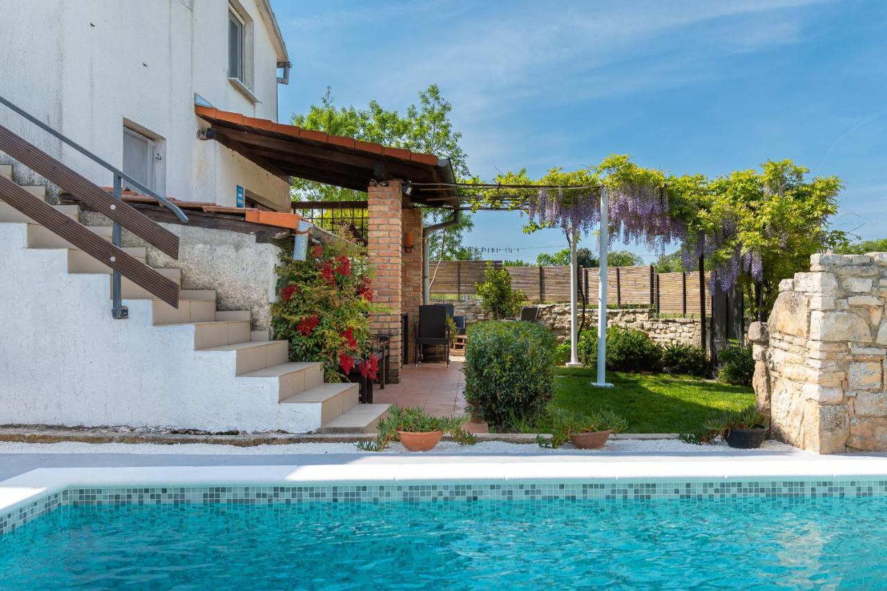 Apartment Adriana On Peaceful Location With Pool Pula Exterior foto