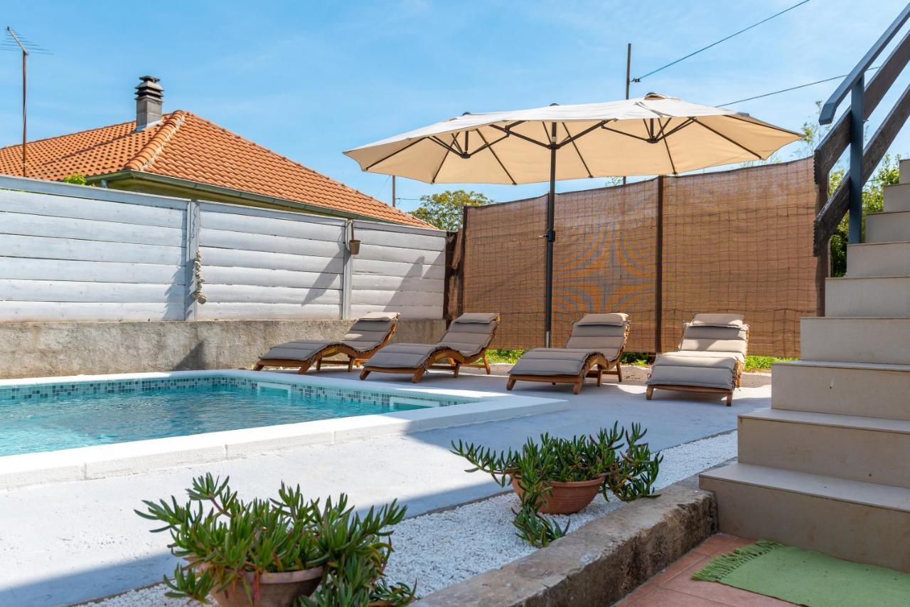 Apartment Adriana On Peaceful Location With Pool Pula Exterior foto