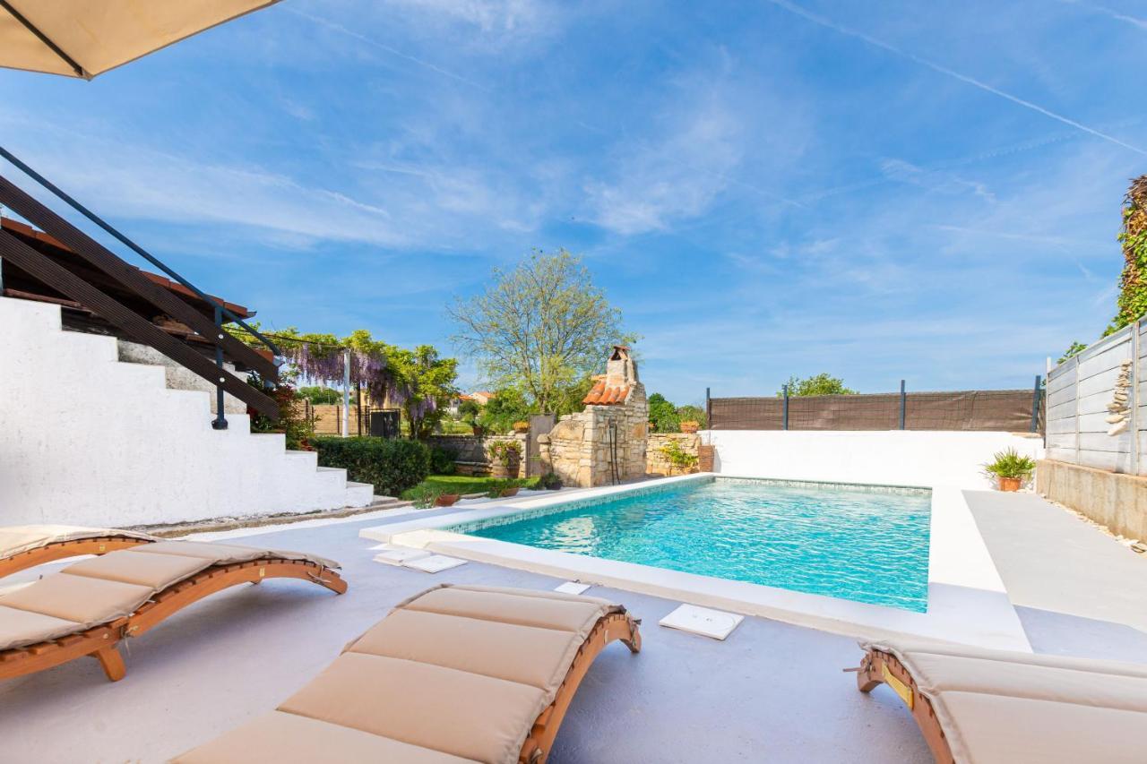 Apartment Adriana On Peaceful Location With Pool Pula Exterior foto