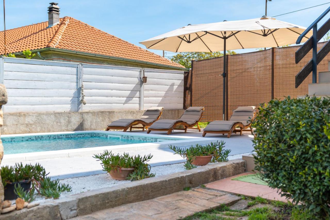 Apartment Adriana On Peaceful Location With Pool Pula Exterior foto
