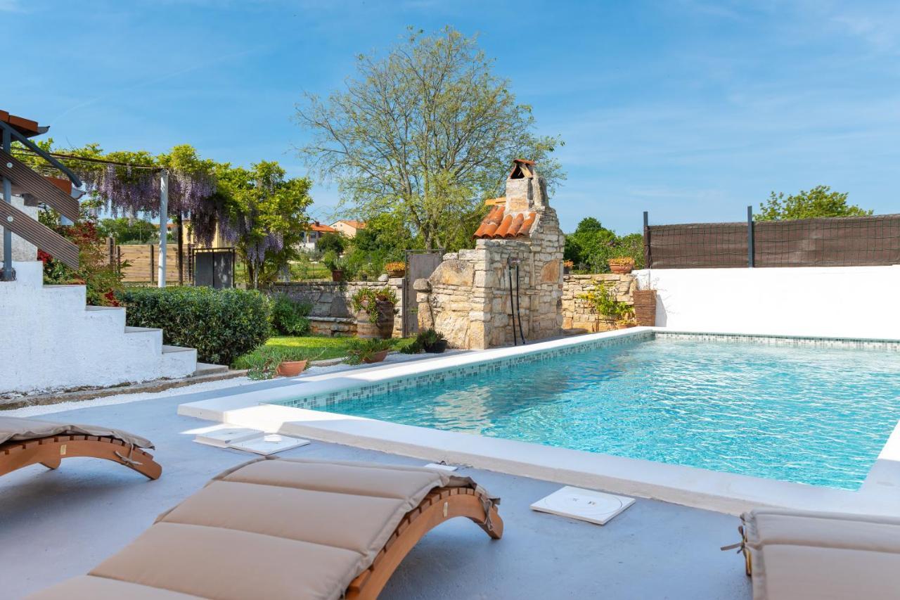 Apartment Adriana On Peaceful Location With Pool Pula Exterior foto