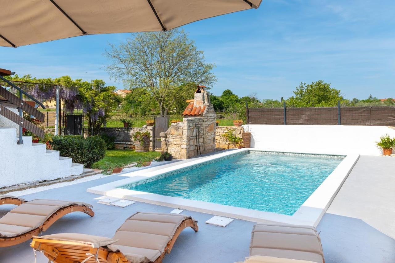 Apartment Adriana On Peaceful Location With Pool Pula Exterior foto