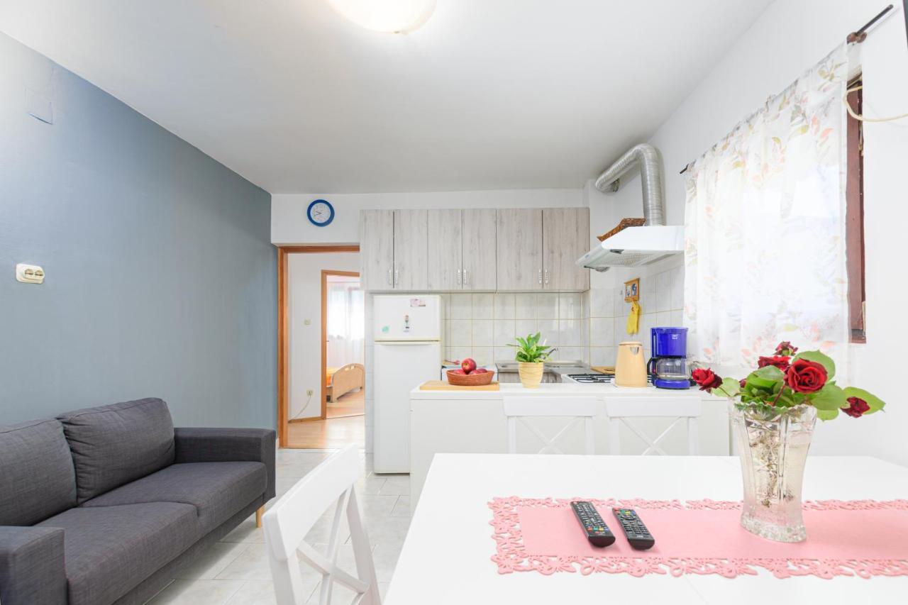 Apartment Adriana On Peaceful Location With Pool Pula Exterior foto
