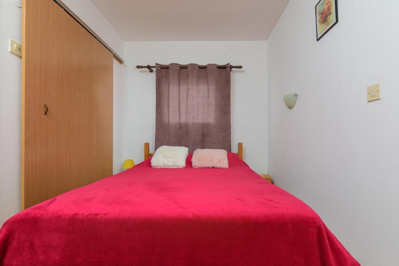 Apartment Adriana On Peaceful Location With Pool Pula Exterior foto
