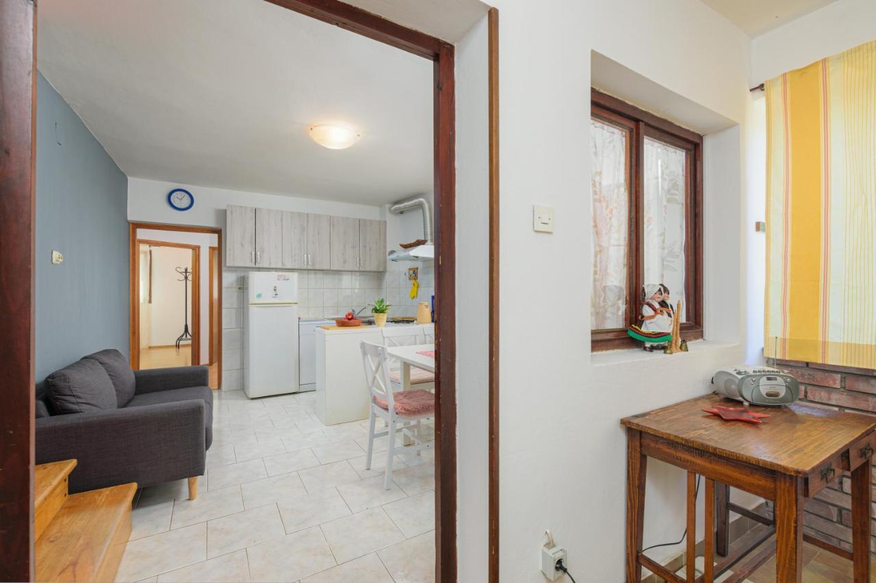 Apartment Adriana On Peaceful Location With Pool Pula Exterior foto