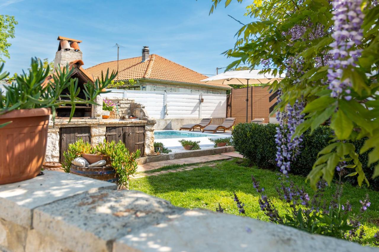 Apartment Adriana On Peaceful Location With Pool Pula Exterior foto
