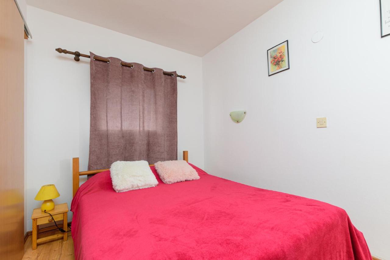 Apartment Adriana On Peaceful Location With Pool Pula Exterior foto