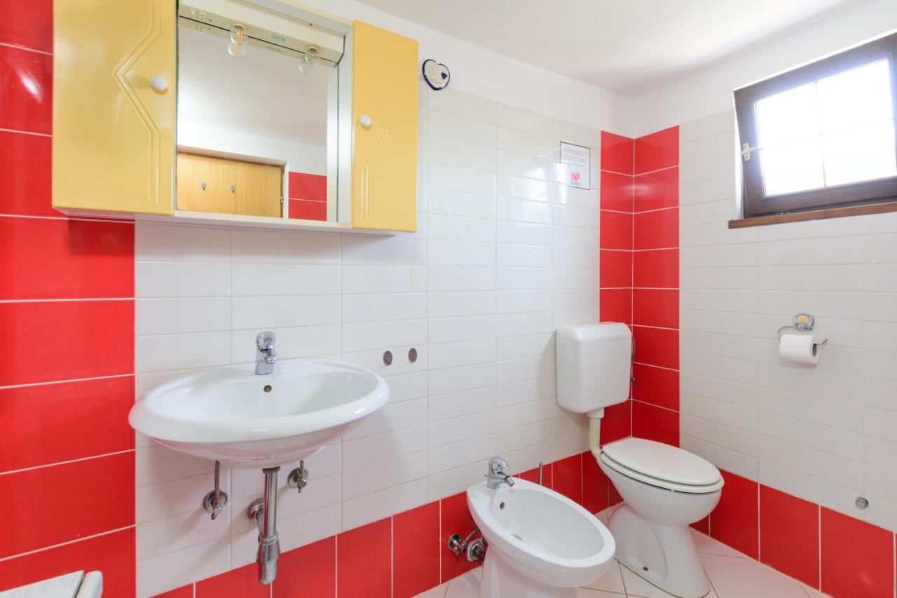 Apartment Adriana On Peaceful Location With Pool Pula Exterior foto