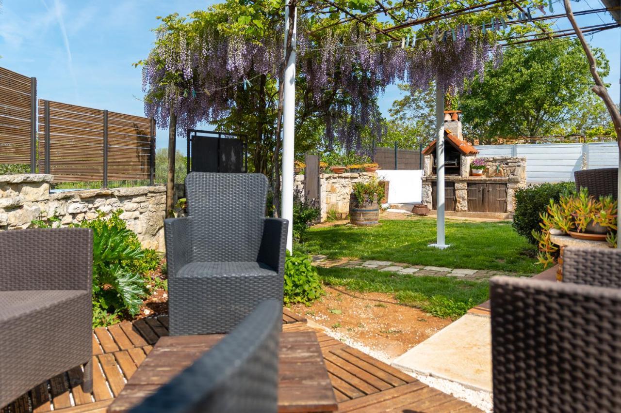 Apartment Adriana On Peaceful Location With Pool Pula Exterior foto
