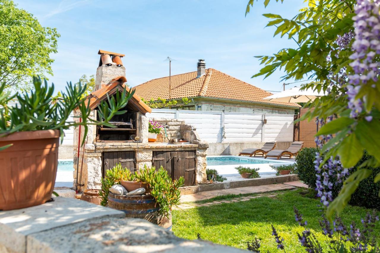 Apartment Adriana On Peaceful Location With Pool Pula Exterior foto