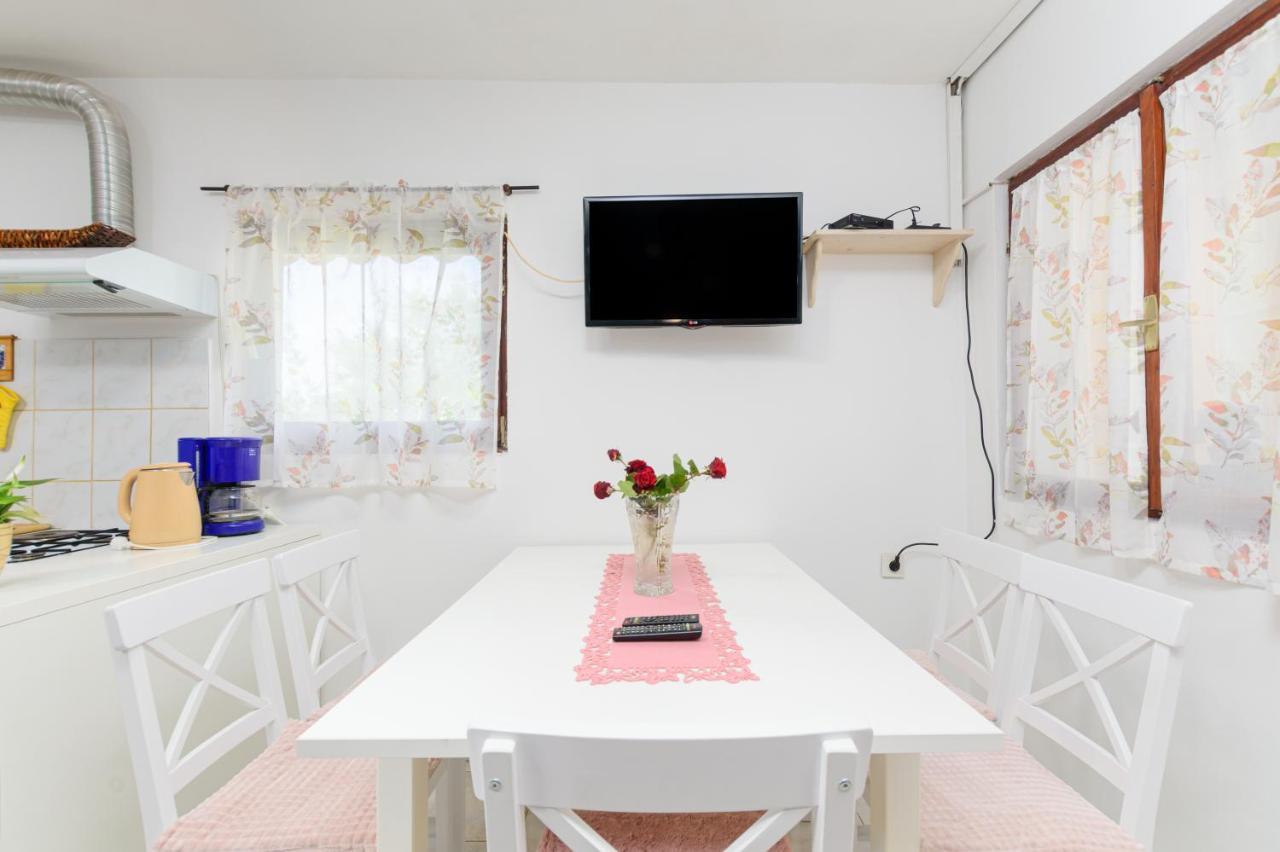 Apartment Adriana On Peaceful Location With Pool Pula Exterior foto