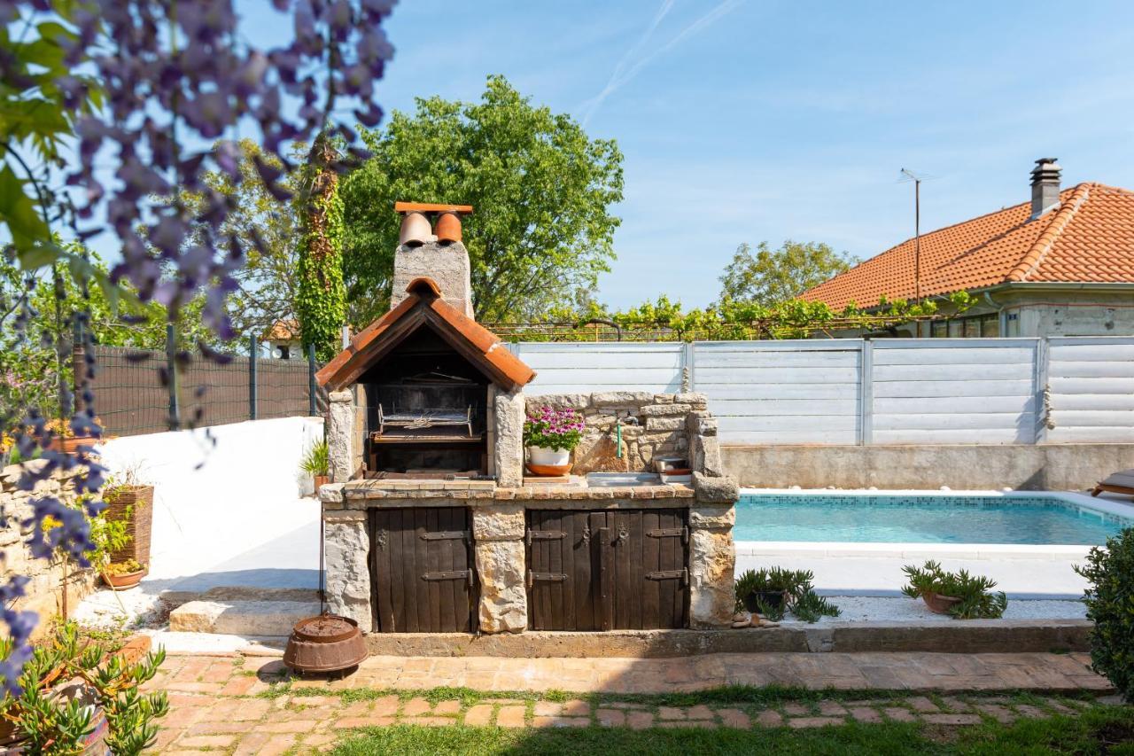 Apartment Adriana On Peaceful Location With Pool Pula Exterior foto