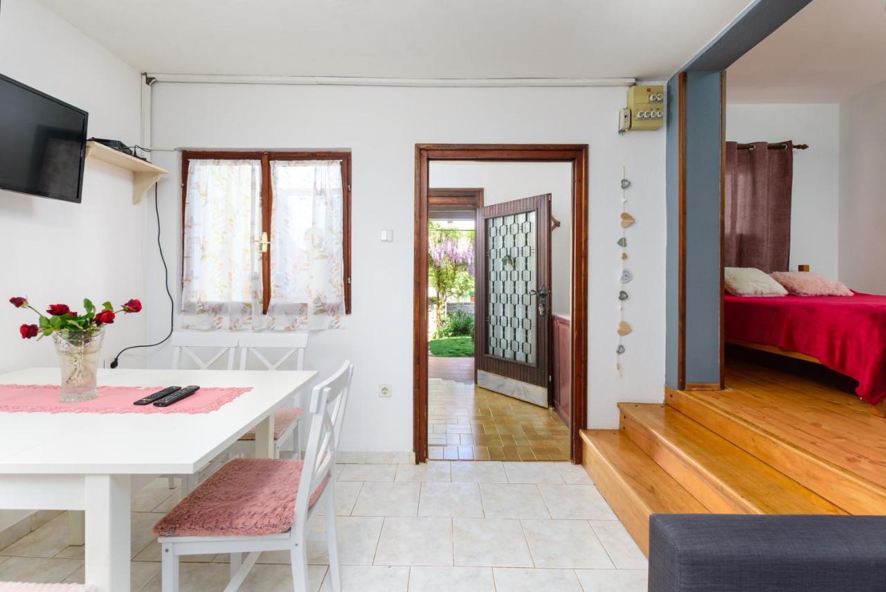 Apartment Adriana On Peaceful Location With Pool Pula Exterior foto