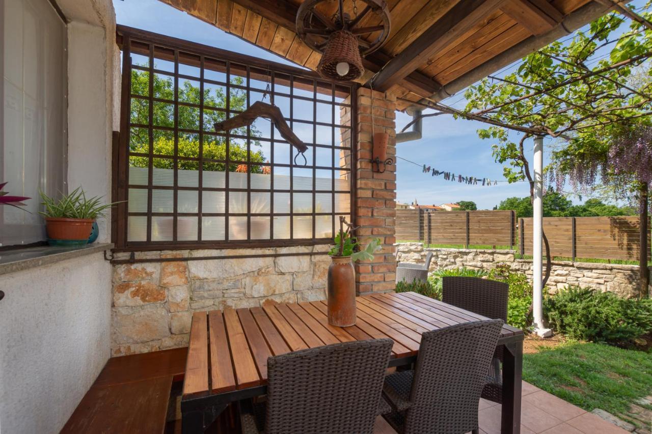Apartment Adriana On Peaceful Location With Pool Pula Exterior foto