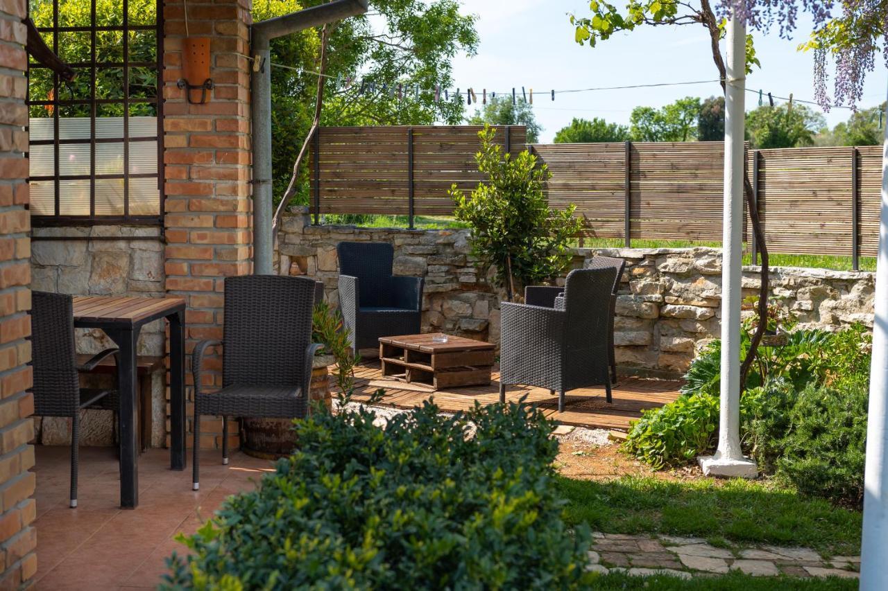 Apartment Adriana On Peaceful Location With Pool Pula Exterior foto